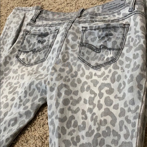Distressed Leopard Print Jeans - Picture 5 of 6